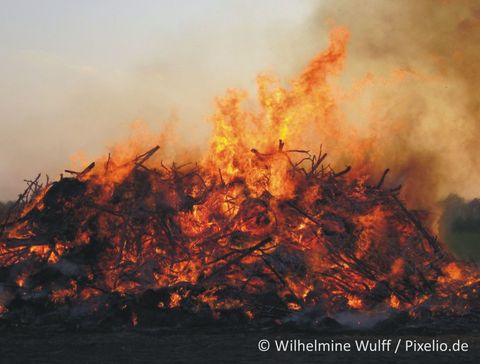 Osterfeuer (Pixelio) © Wilhelmine Wulff - Pixelio